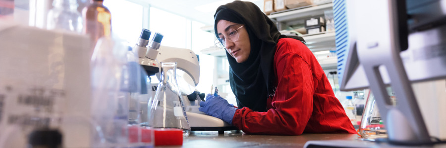 Neuroscience student works in a lab at IU Indianapolis