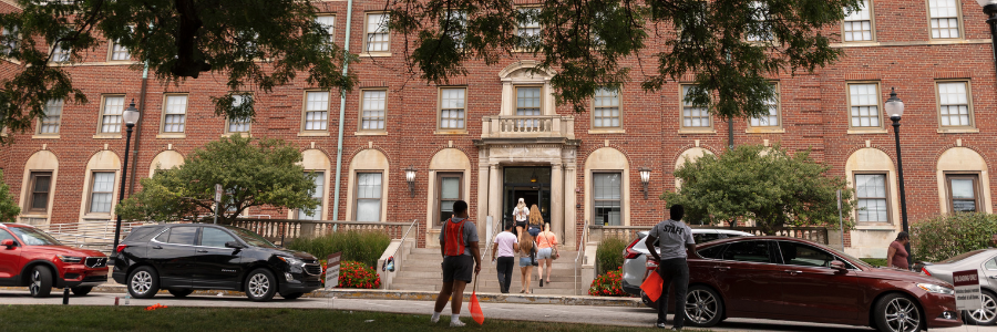 Student volunteers helping new residents move into Ball Hall residence hall during move-in day at IU Indianapolis.