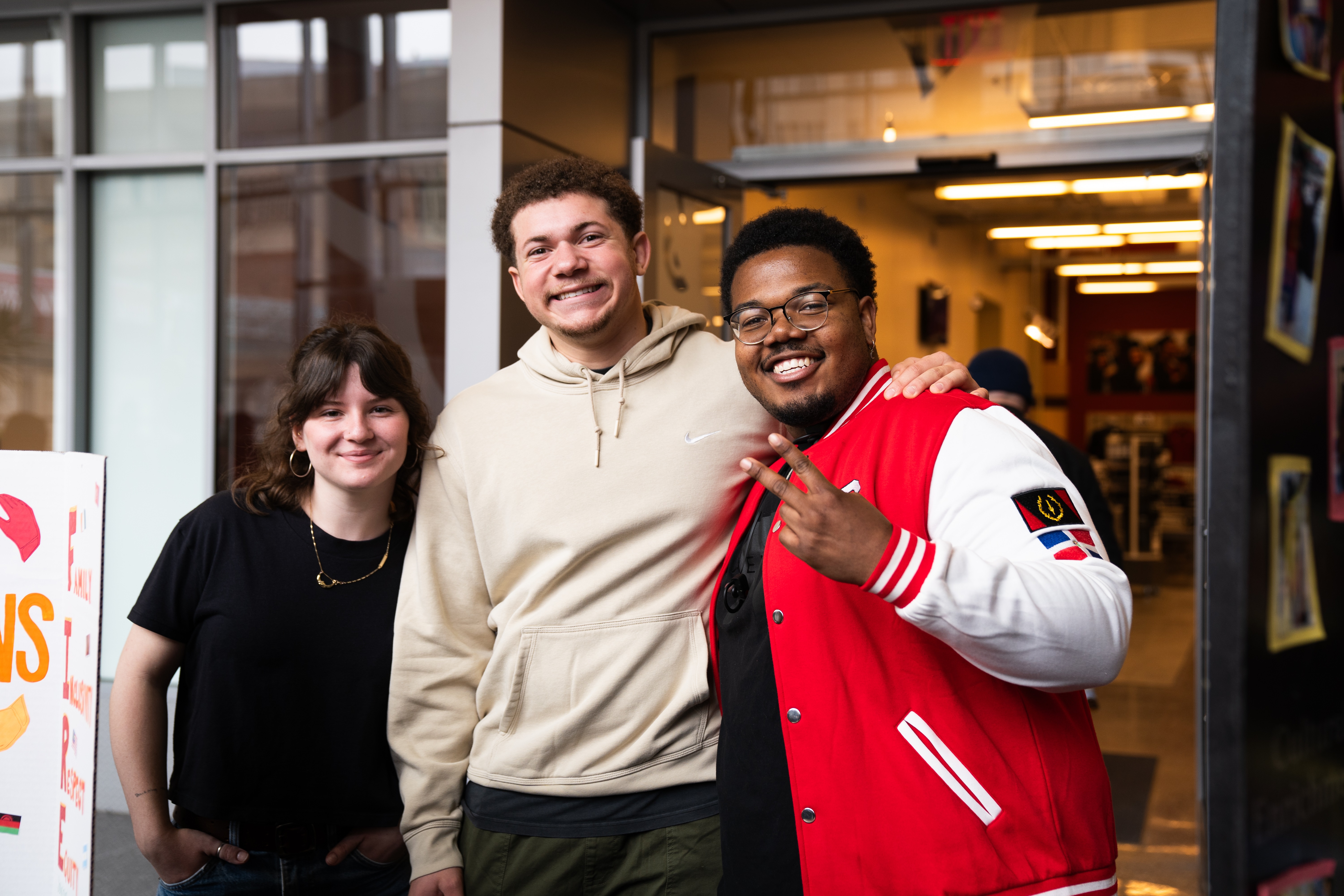 Tres estudiantes sonriendo en la feria de recursos durante el evento Somos El Futuro.